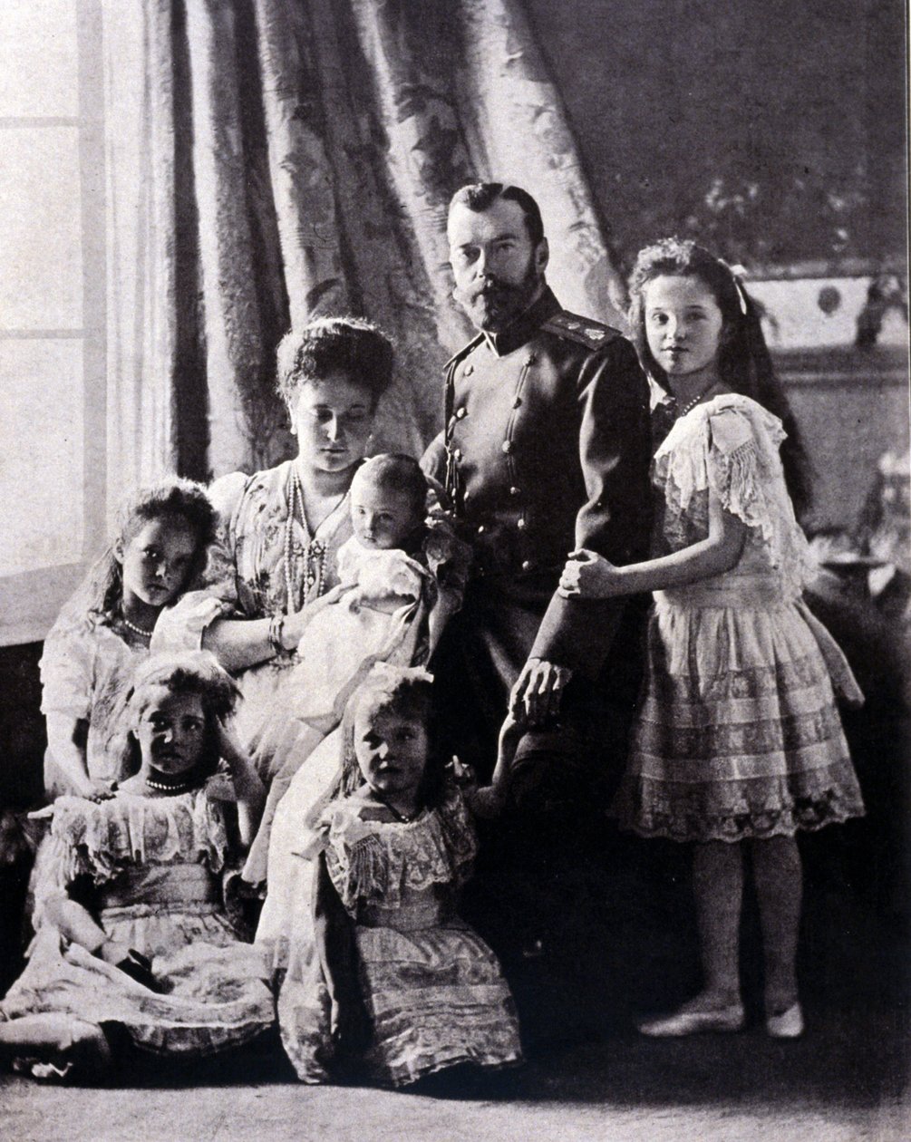 Miklós cár (1868-1918) családja. Balról jobbra: Tatiana nagyhercegnő, született 1897. június 11-én; Mária nagyhercegnő, született 1899. június 27-én; Alexis nagyhercegnő, született 1904. augusztus 12-én; Lenyűgözni Alexandra Fedorovna; II. Miklós cár; Olga alkotó: Russian Photographer
