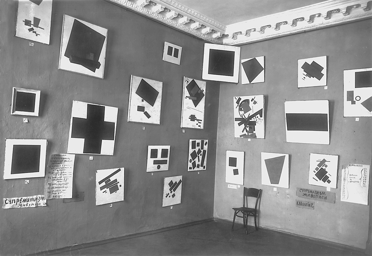 Kilátás a szobára Malevics Fekete négyzetével és más szuprematista festményekkel, Az utolsó futurista festménykiállítás 0.10, Petrograd, 1915-16 tél alkotó: Russian Photographer