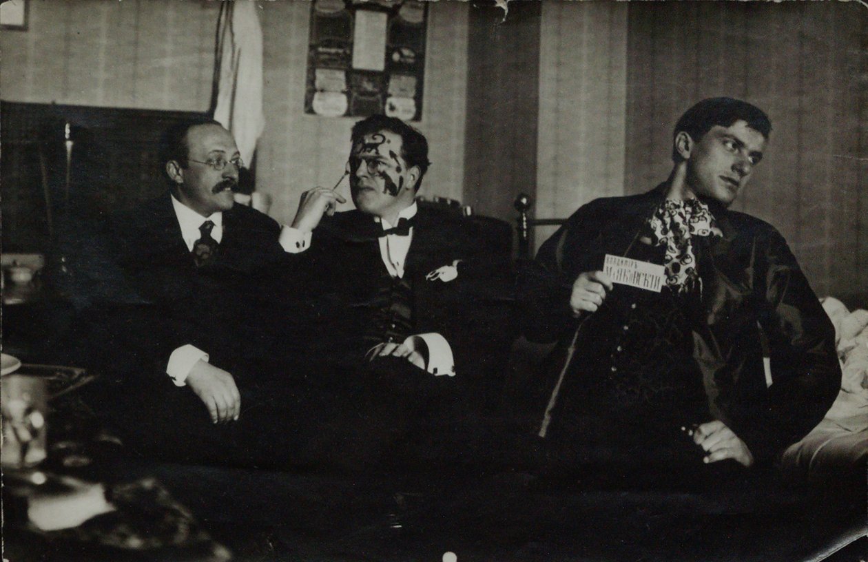 Vlagyimir Majakovszkij (jobbra) David Burljukkal (középen) és Andrej Semsurin, 1914, Moszkva alkotó: Russian Photographer