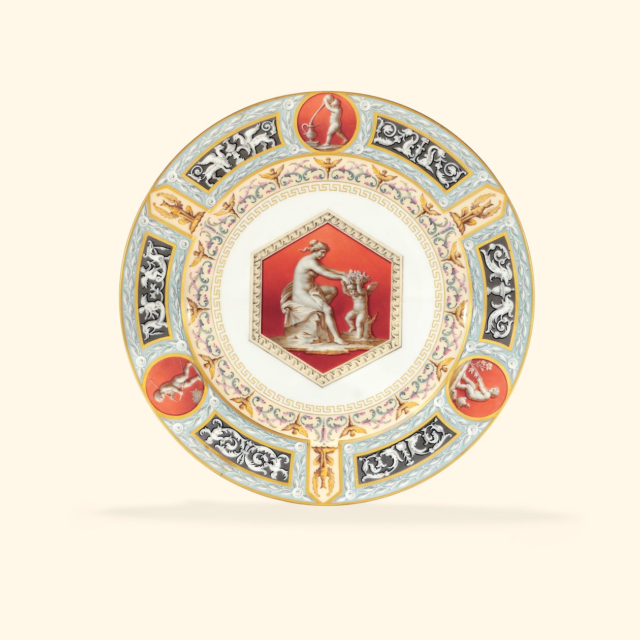 A Raphael Service porcelán éttányérja, középen klasszicizáló hölgyet és puttót ábrázol, 1903 alkotó: Russian School