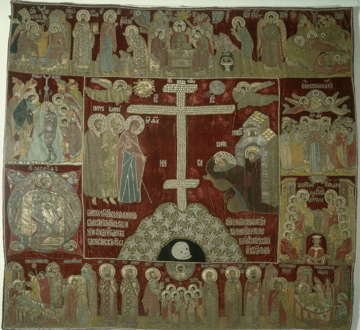A Szűz megjelenése Szent Sergiusnak, 1525 (arany-, ezüst- és selyemszál, gyöngyökkel és rubinokkal, arany veretekben) alkotó: Russian School