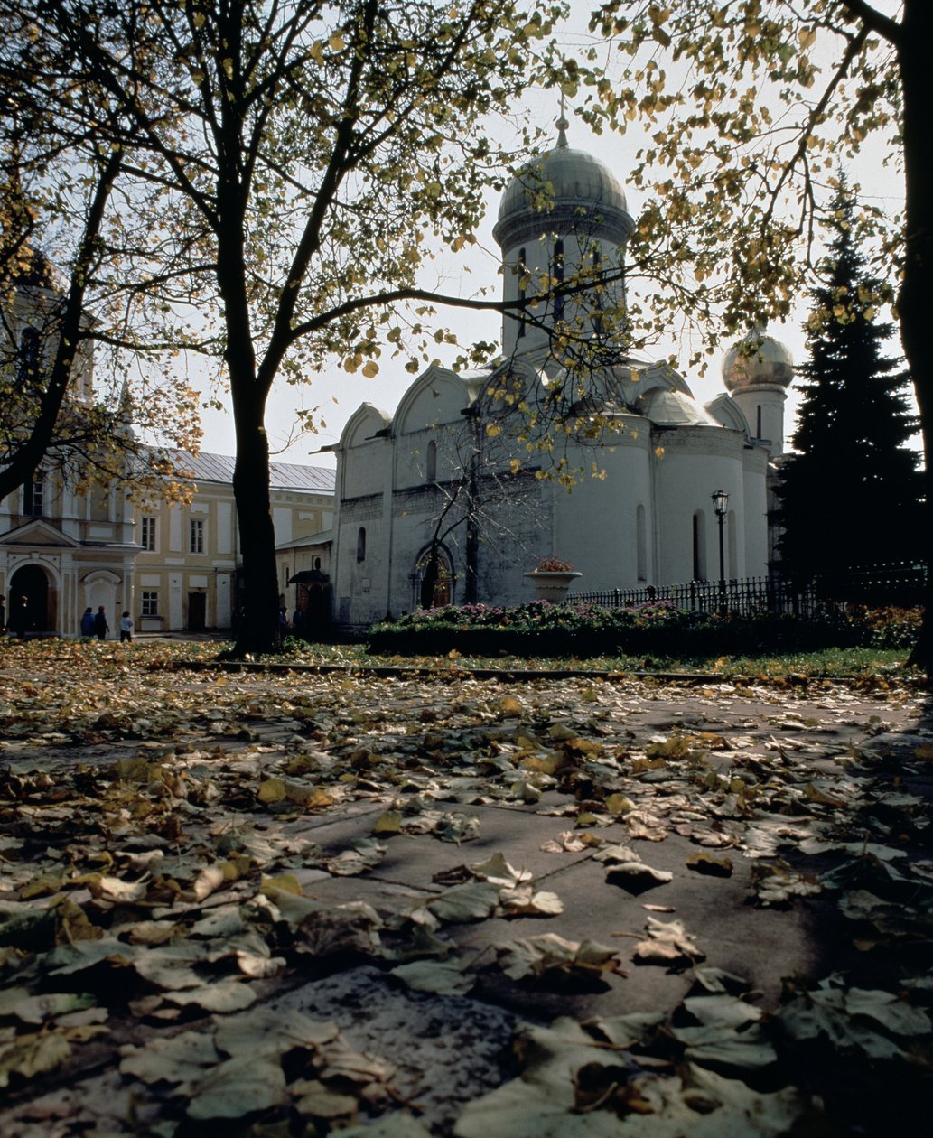 A Szentháromság Szent Szergiusz-székesegyház, amelyet Radoneshi Szent Szergiusz 1340 körül alapított alkotó: Russian School