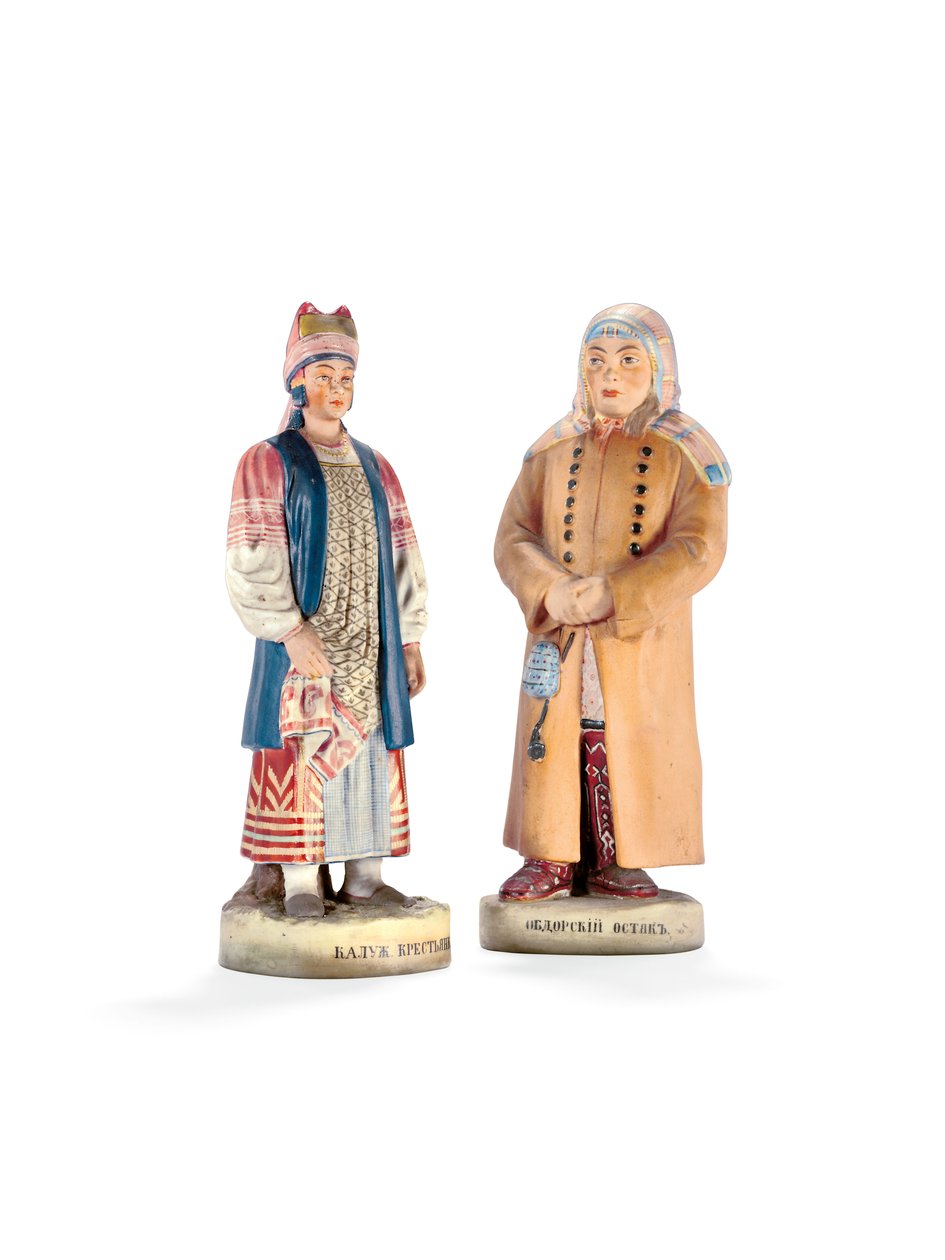 Két porcelánfigura az "Oroszország népei" sorozatból, egy kalugai parasztasszony alakját és egy obdorszki Osztják alakot ábrázol, 19. század végén alkotó: Russian School