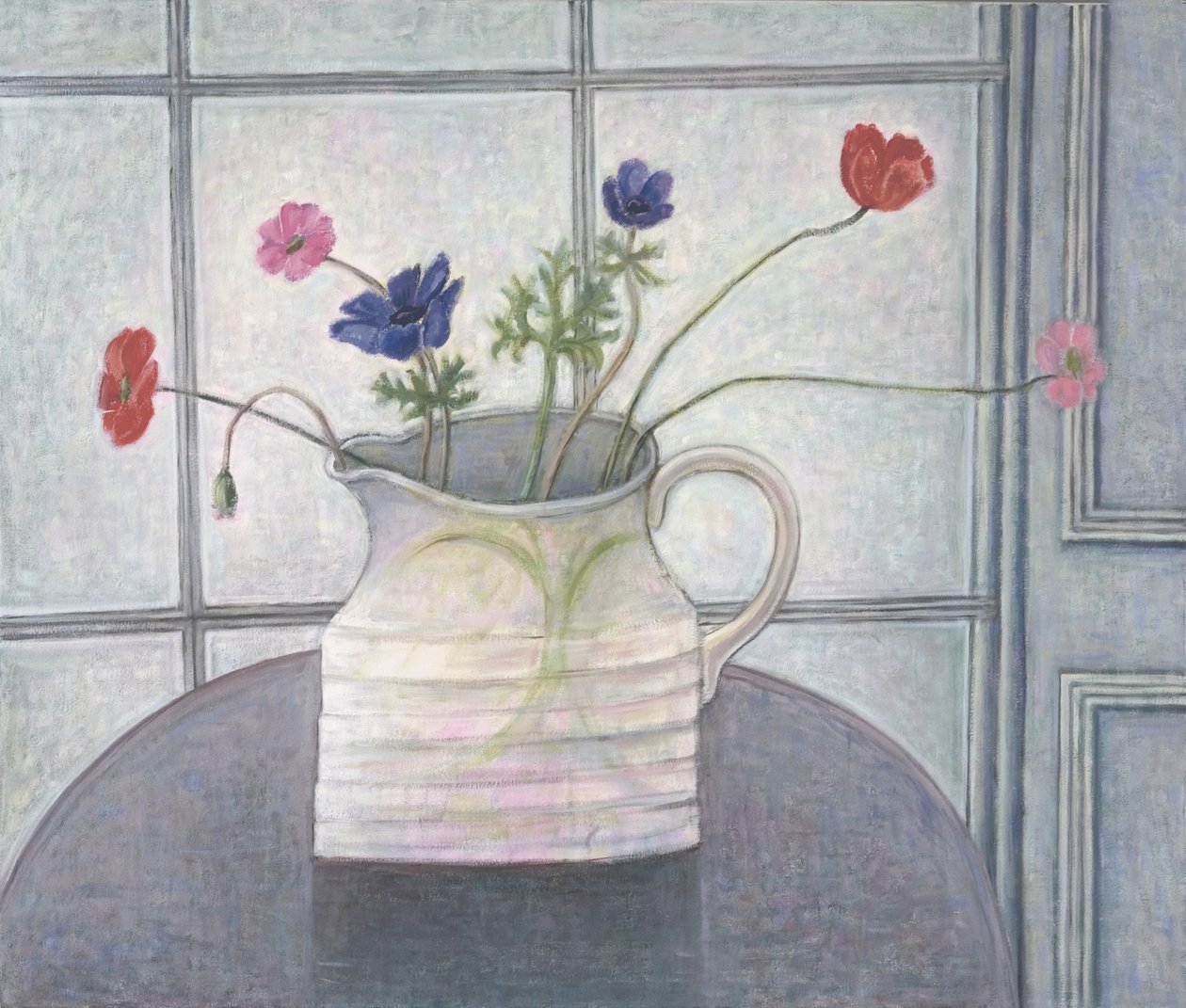 Kökörcsin és pipacsok, 2008 kancsó; virágok; csendélet; belső; ablak; asztal; fehér kancsó; alkotó: Ruth Addinall