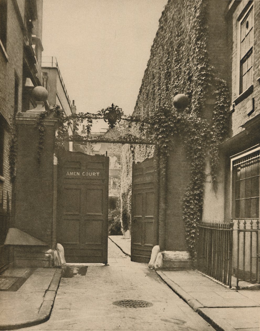„Bejárat a csendes Amen udvarba a Warwick Lane-ben”, 1935. alkotó: SO Gorse