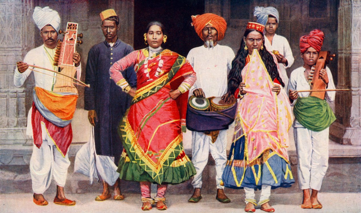 Nautch táncos lányok kísérő zenészekkel, India, 1922. alkotó: SR Norton