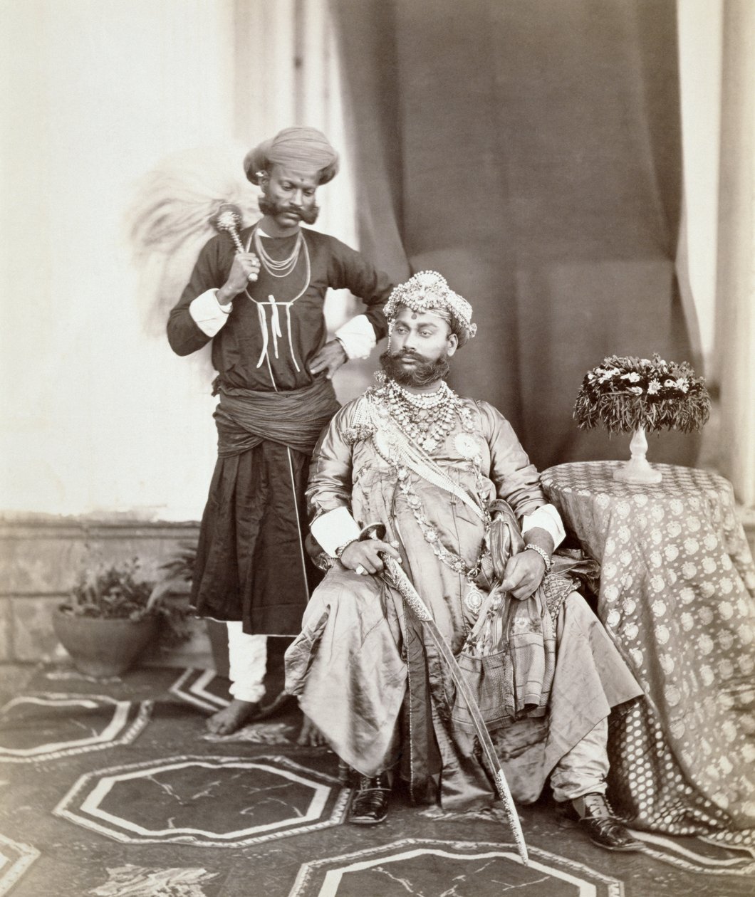 Őfelsége Maharaja Tukoji Rao (1844-86) II. Indore és kísérője, 1877 (albumnyomat) alkotó: S. and Shepherd, C. Bourne