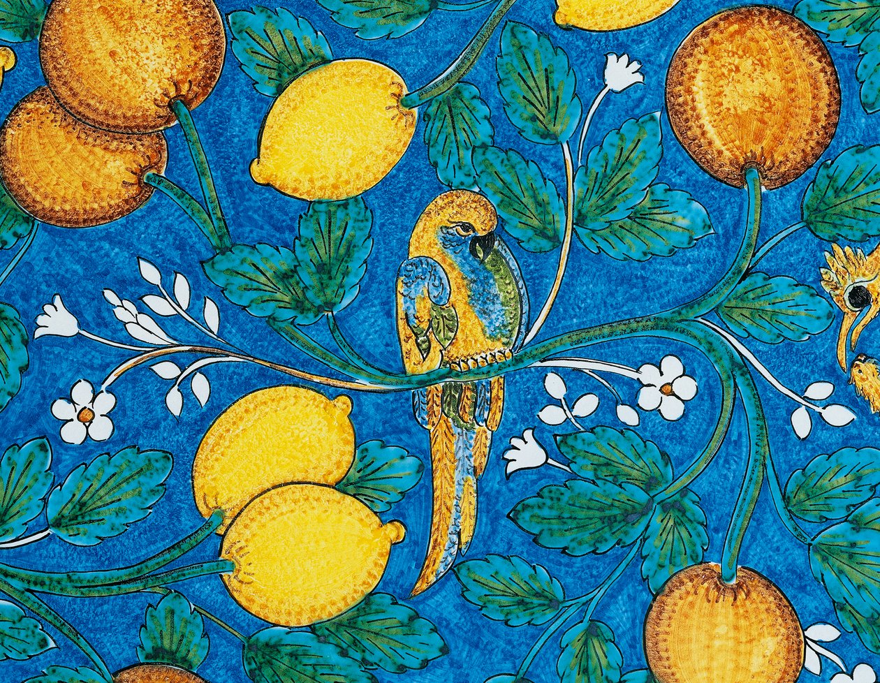 Citrusfélék, virágok és madarak kék alapon, asztali díszítő részlet, lávakő majolika, Salvatore Gurreri manufaktúra, Caltagirone, Szicília, Olaszország, 20. század alkotó: Salvatore Gurreri manufacture