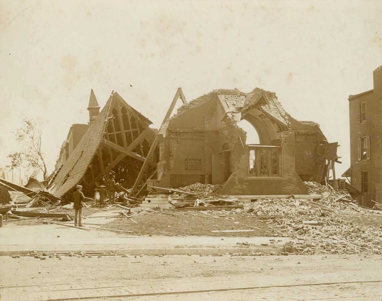 Az 1896-os tornádó okozta károk a Lovaghegyi templomban St. Louisban alkotó: Samborsky