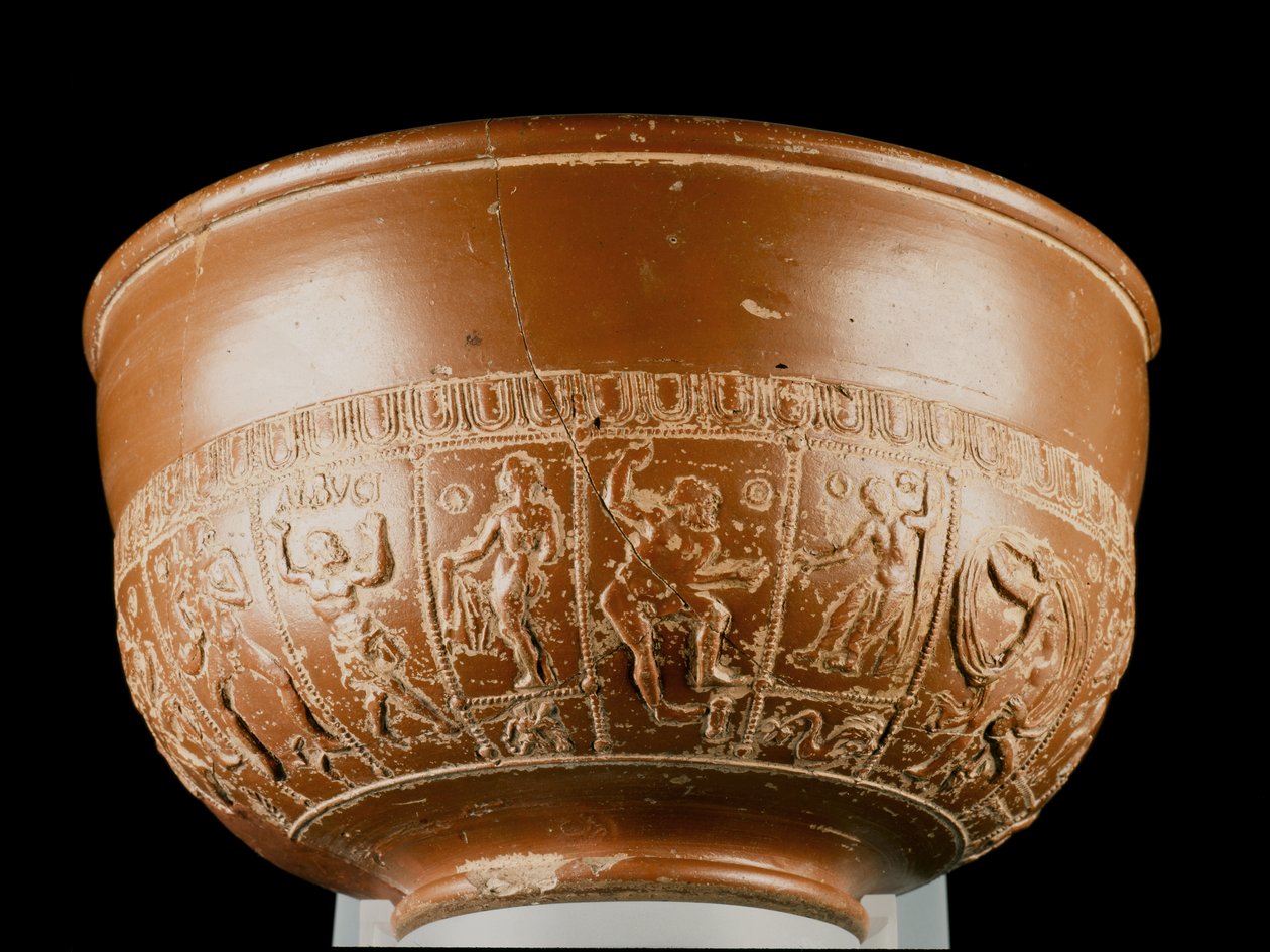 Neptunust, Jupitert és egy szatírt ábrázoló tál, Invereskből, Midlothian (cserép) alkotó: Samian Samian