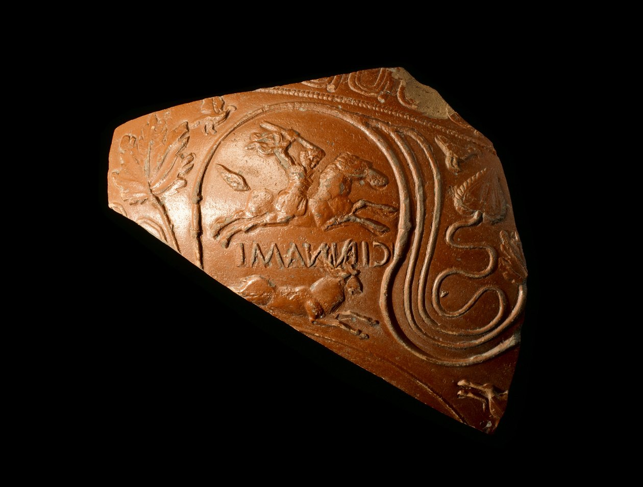 Egy szarvasra vadászó férfival díszített tál töredéke, Cinnamus gyáros pecséttel, a newsteadi római lelőhelyről, Kr.u. 140-80 (kerámia) alkotó: Samian Samian