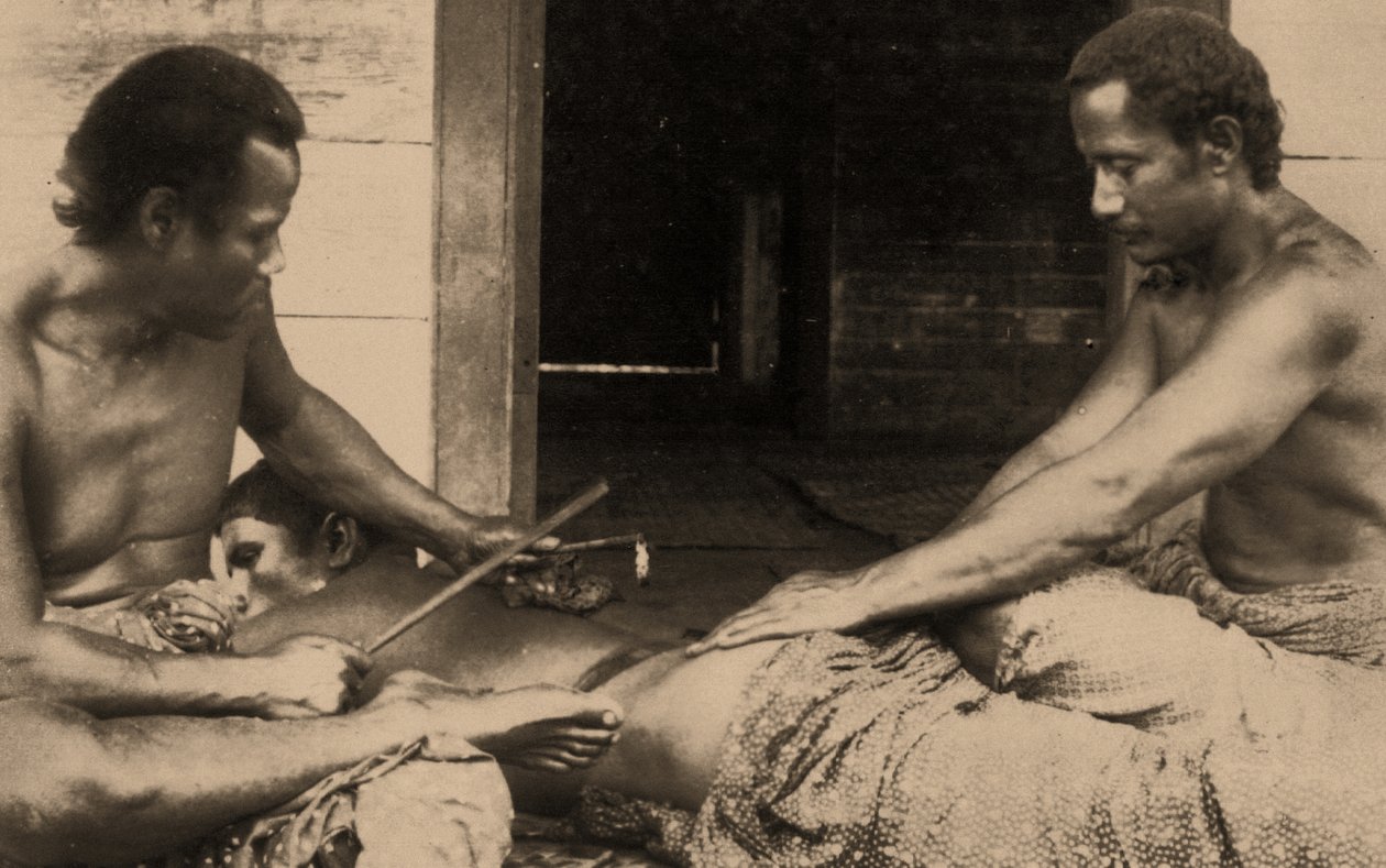 Egy szamoai férfit tetoválnak, 1895 körül szépia fénykép alkotó: Samoan