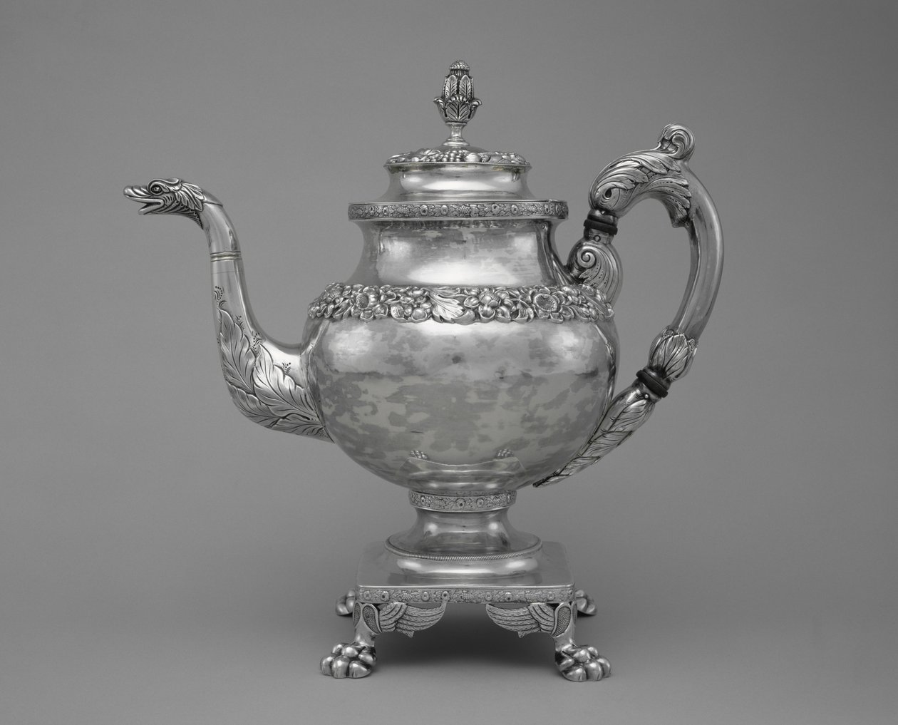 Kávékanna, a tea- és kávészolgáltatás része, 1824-27 (ezüst) alkotó: Samuel Kirk