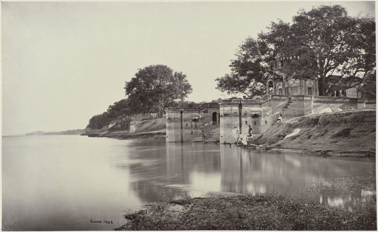Satti Chaura Ghat Kanpurban Sutte Chowra Ghât, a mészárlás színhelye (eredeti cím) A Suttee Chowra Ghât, Cawnpore. A mészárlás jelenete (cím a tárgyon) alkotó: Samuel Bourne (signed by artist)
