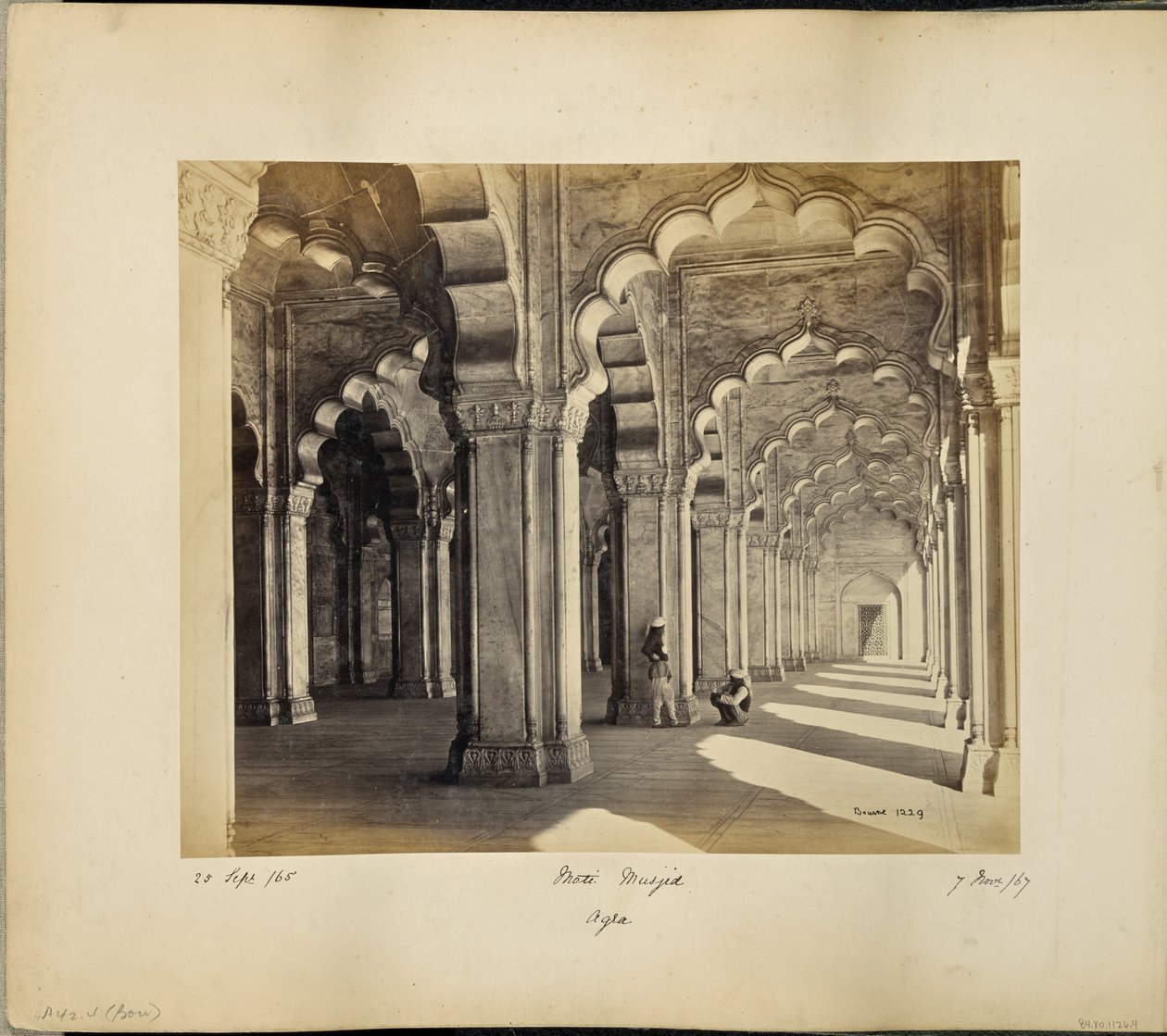 Agra; a Motee Musjid belseje, márvány szaracén ívekkel és oszlopokkal alkotó: Samuel Bourne
