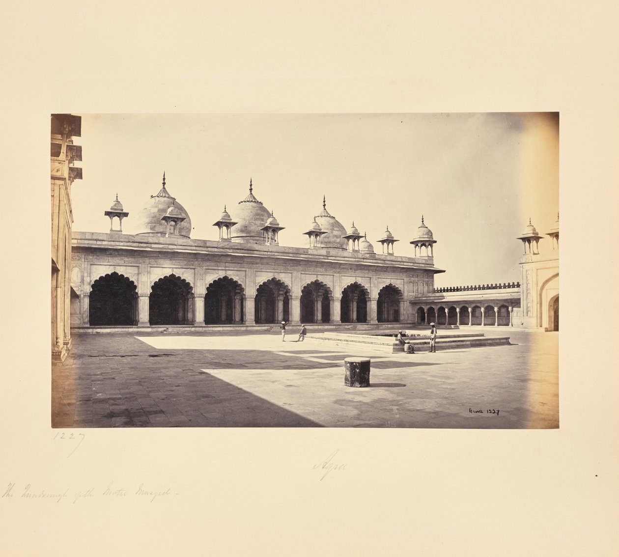 Agra; a Motee Musjid (Gyöngymecset) négyszöge alkotó: Samuel Bourne