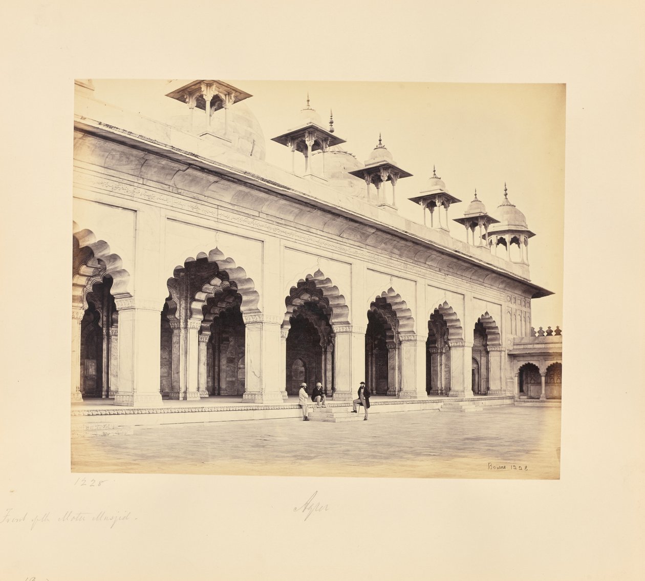 Agra; a Moti Masjid homlokzata alkotó: Samuel Bourne