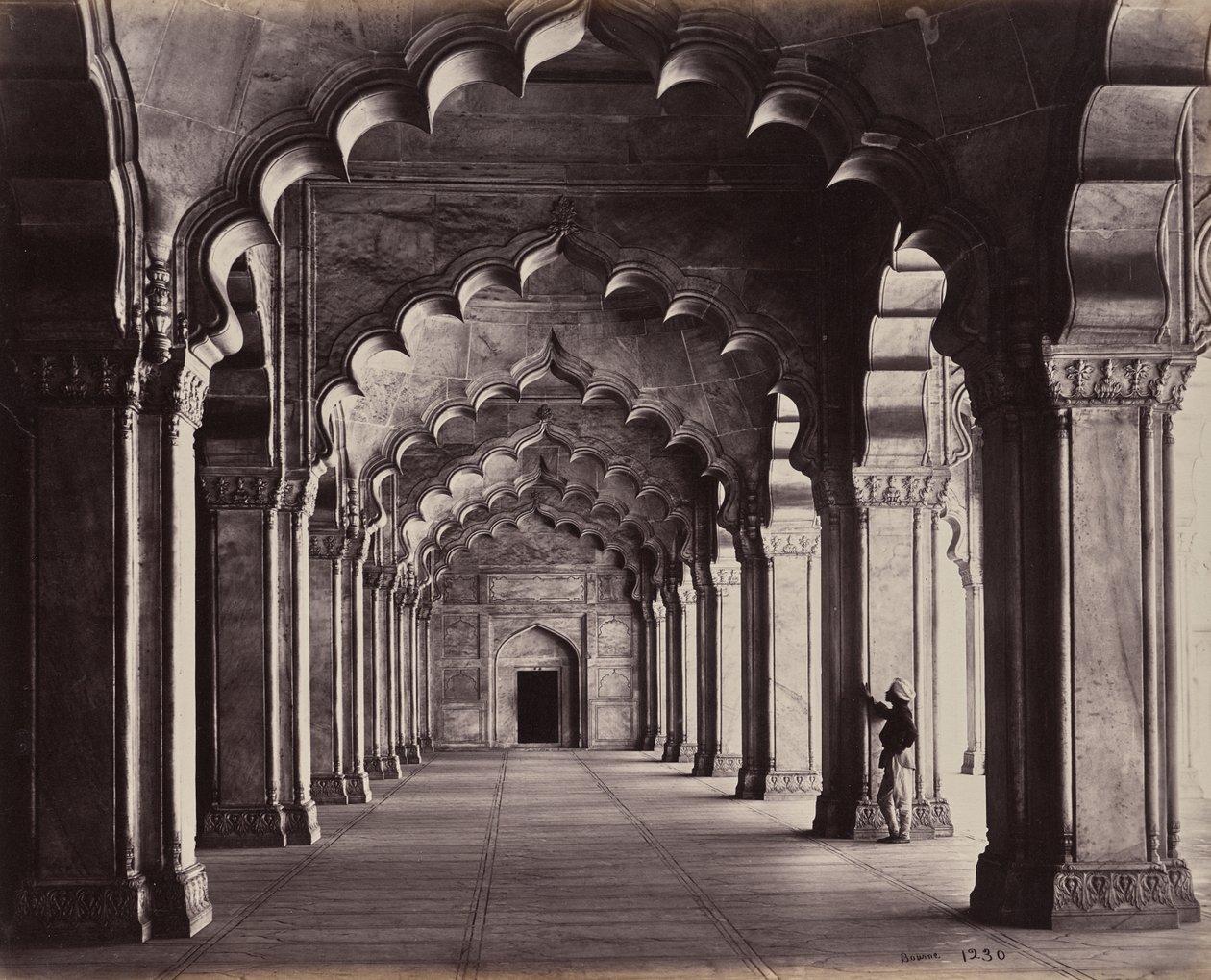 Agra. A Moti Masjid, a Gyöngymecset. A teljes mellékhajó látképe alkotó: Samuel Bourne
