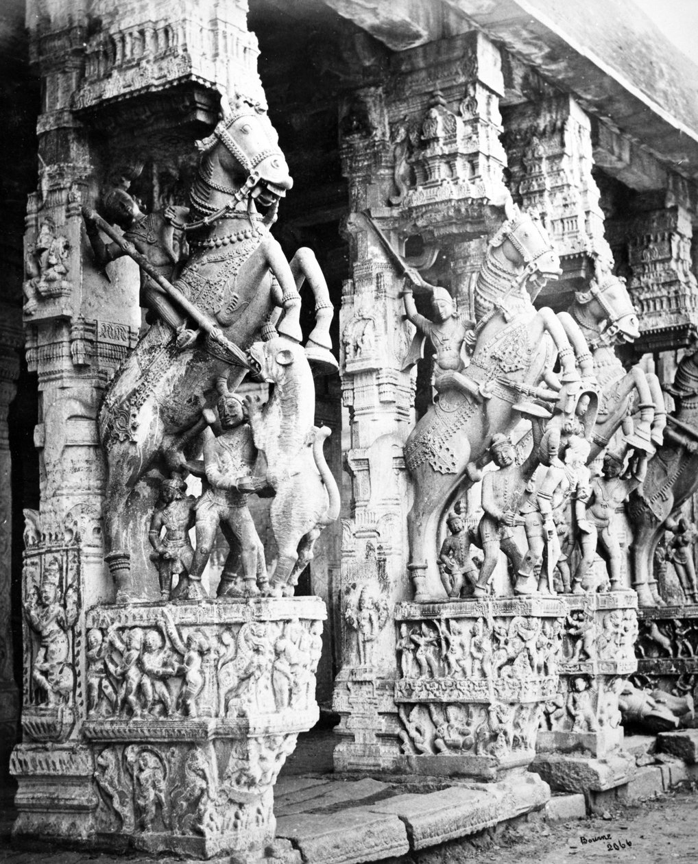 Faragott lóoszlopok a Ranganatha templomban, Srirangamban, 1869 alkotó: Samuel Bourne