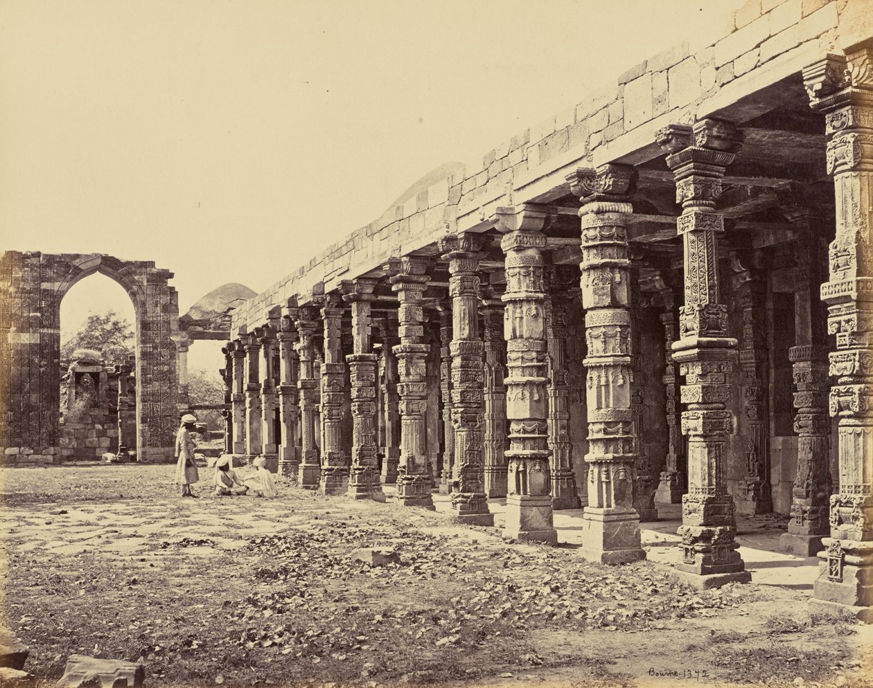 Delhi; Hindu oszlopcsarnok a Qutb Minarnál, északi oldal alkotó: Samuel Bourne