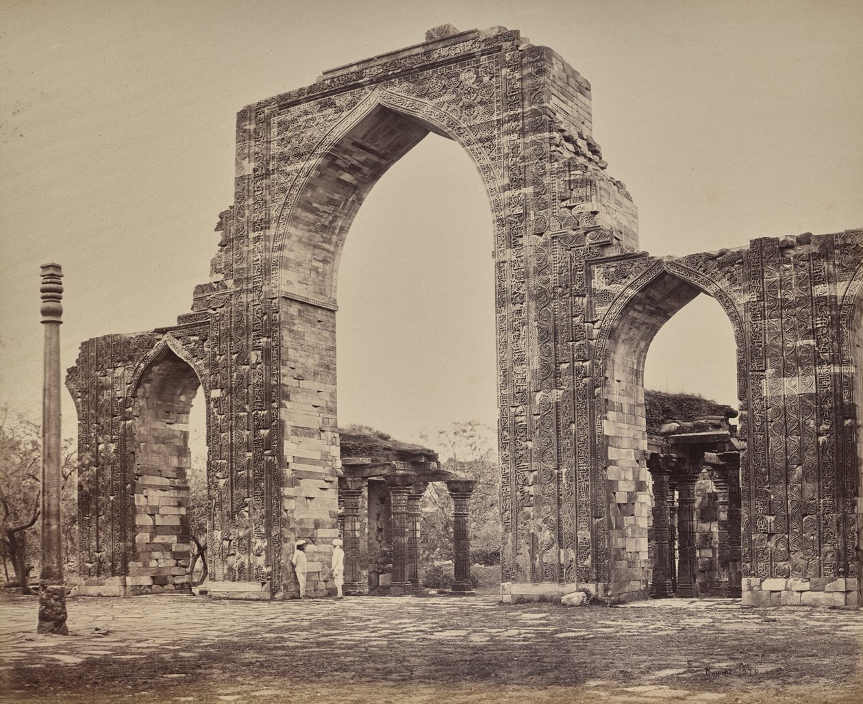 Delhi. Nagy boltív és vasoszlop a Qutub Minár közelében, az óváros romjai alkotó: Samuel Bourne
