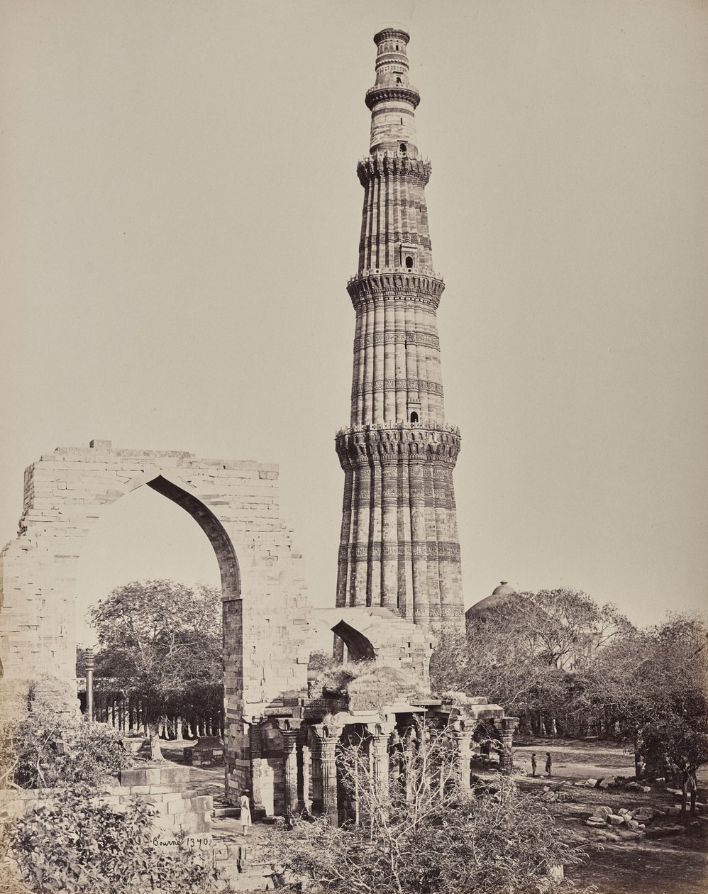 Delhi. A Kootub Minar, avagy torony Ó-Delhi romvárosában alkotó: Samuel Bourne
