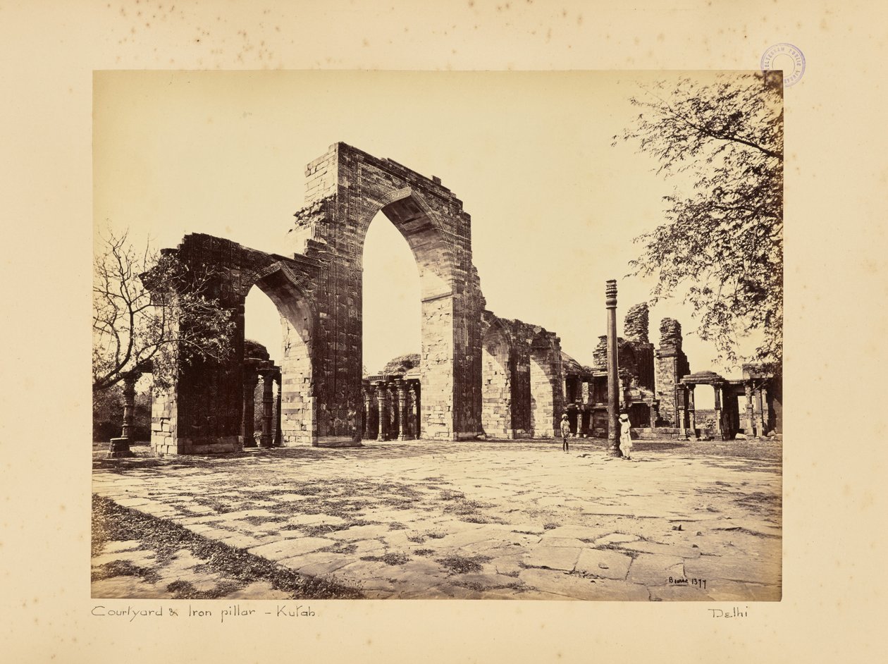 Delhi; a Kutub Minar, az ívek általános látképe alkotó: Samuel Bourne