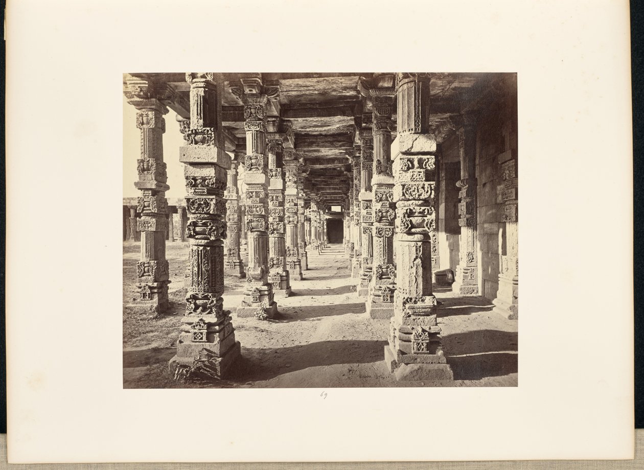 Delhi; A Kutub Minar, a keleti oszlopcsarnok belső nézete alkotó: Samuel Bourne