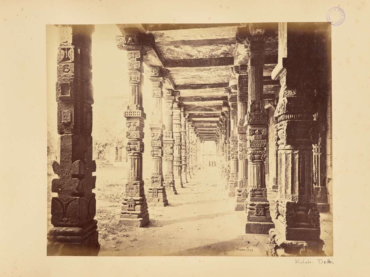 Delhi; a Kutub Minár, az északi oszlopcsarnok belső nézete alkotó: Samuel Bourne