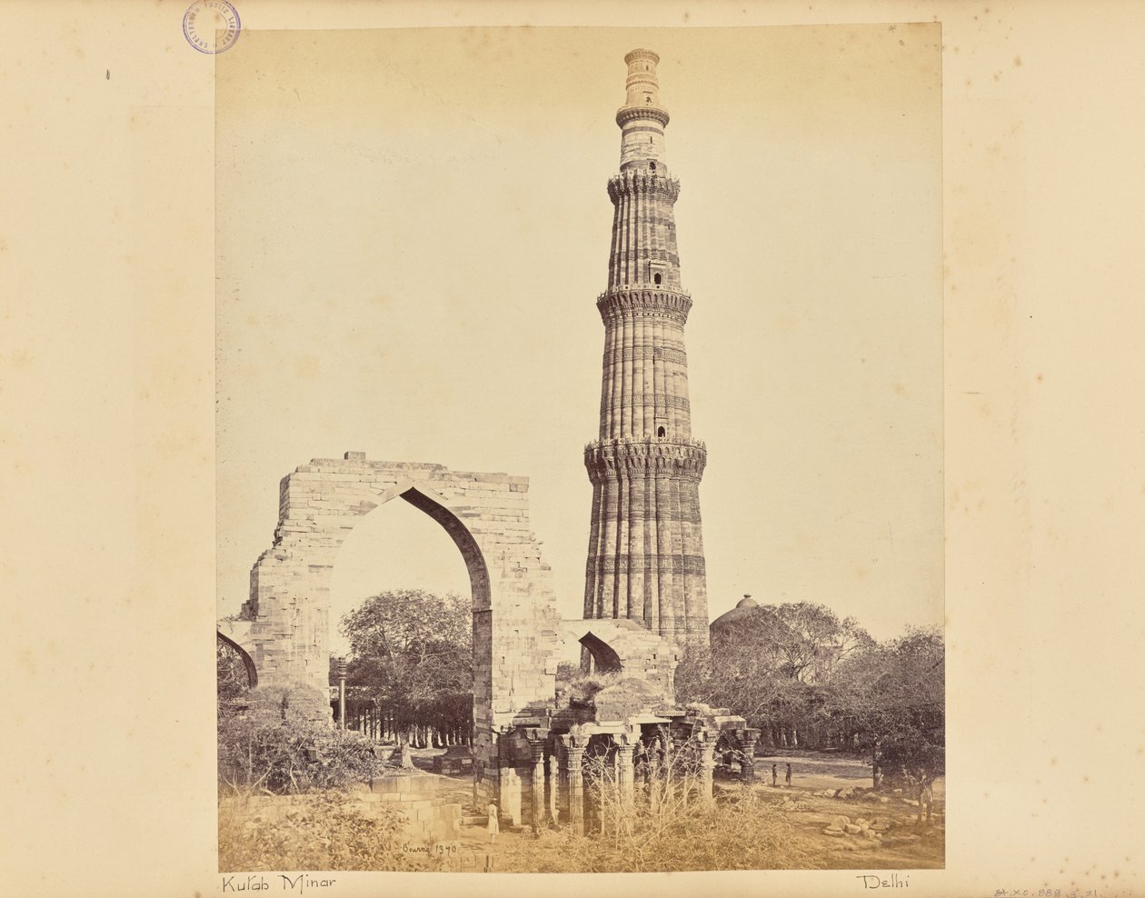 Delhi; a Kutub Minar a Nagy Ívvel, nyugat felől alkotó: Samuel Bourne