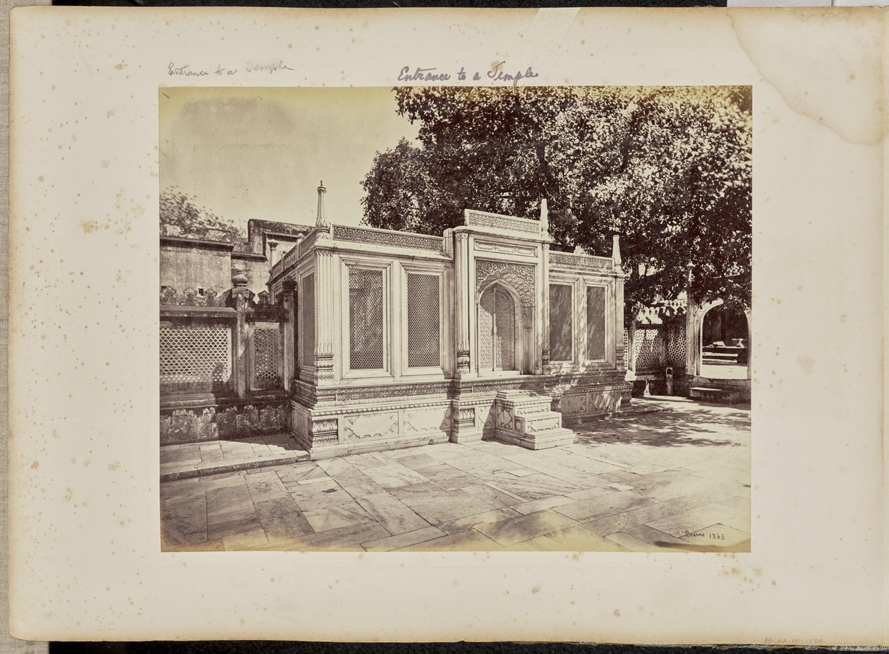 Delhi; Mirza Jehangir sírja. Ez egy gyönyörű márványfaragvány alkotó: Samuel Bourne