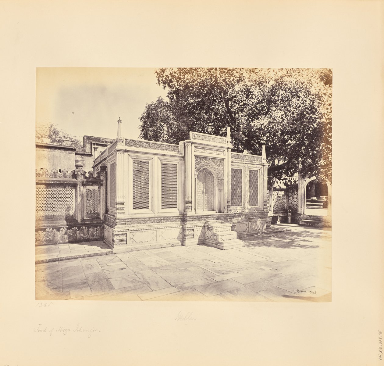 Delhi; Mirza Jehangir síremléke. Ez gyönyörű márványfaragás alkotó: Samuel Bourne