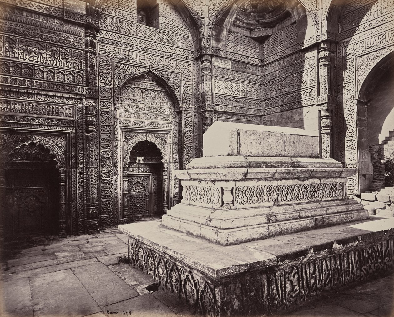 Delhi. Shums ooo deen Allomsh császár sírja, a Qutb Minar építőjéé, az óvárosi Delhi romjai között alkotó: Samuel Bourne
