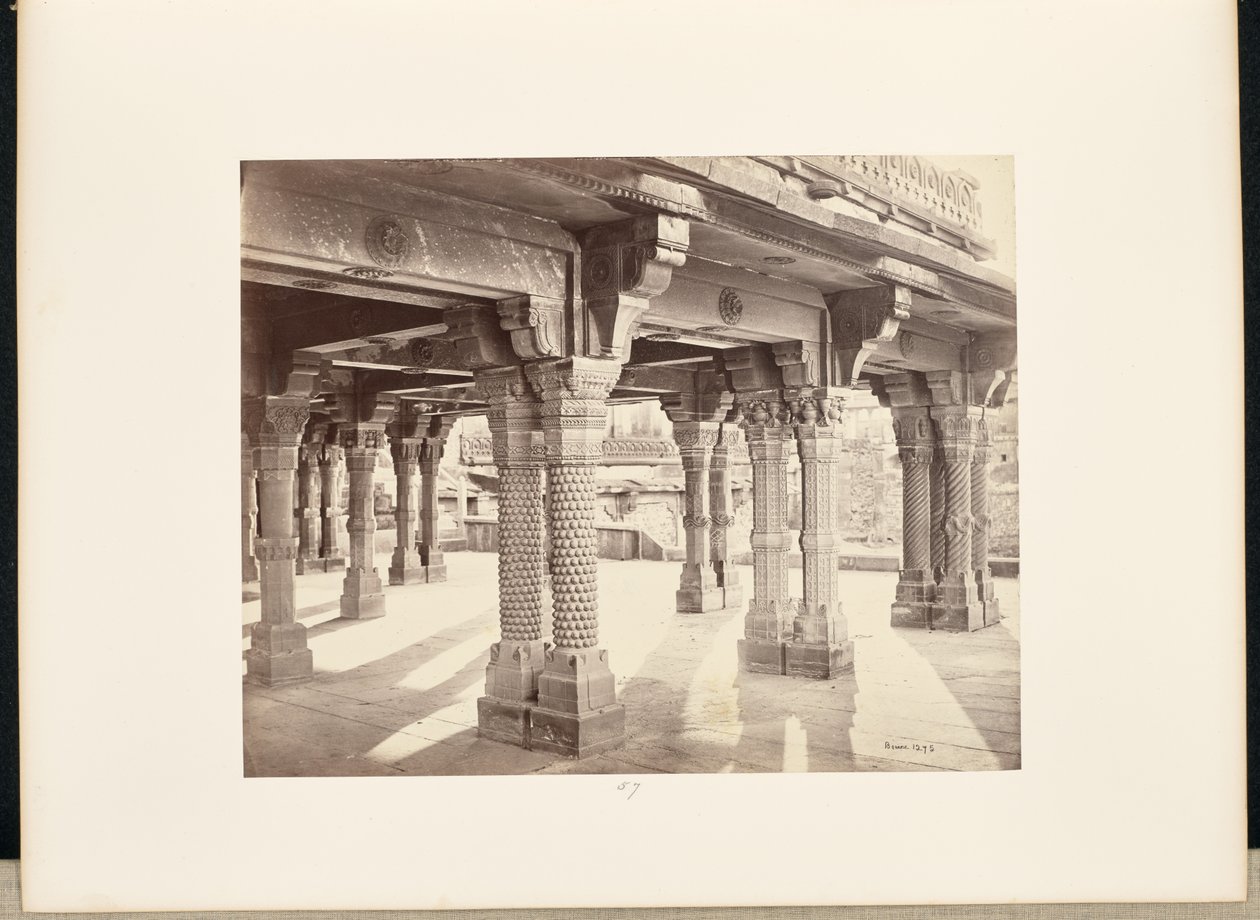 Futtypore Sikri; Faragott oszlopok a Panch Mehalban alkotó: Samuel Bourne