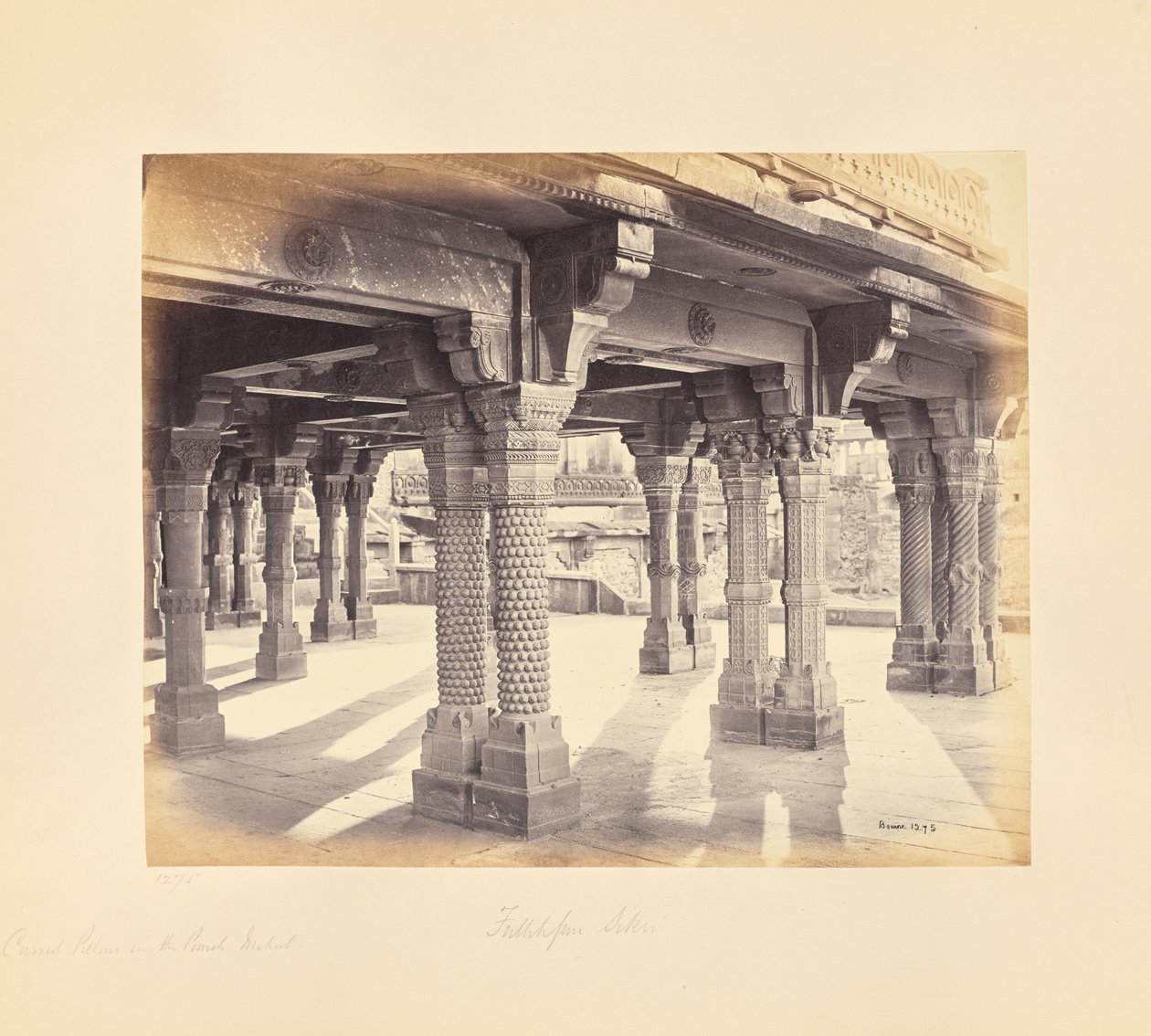 Fatehpur Sikri; faragott oszlopok a Panch Mahalban alkotó: Samuel Bourne