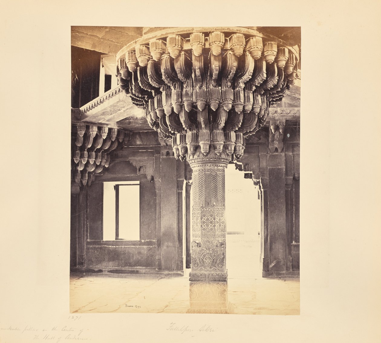 Fatehpur Sikri; figyelemre méltó oszlop a Diwan-i-Khas, vagyis a kihallgatási csarnok közepén alkotó: Samuel Bourne