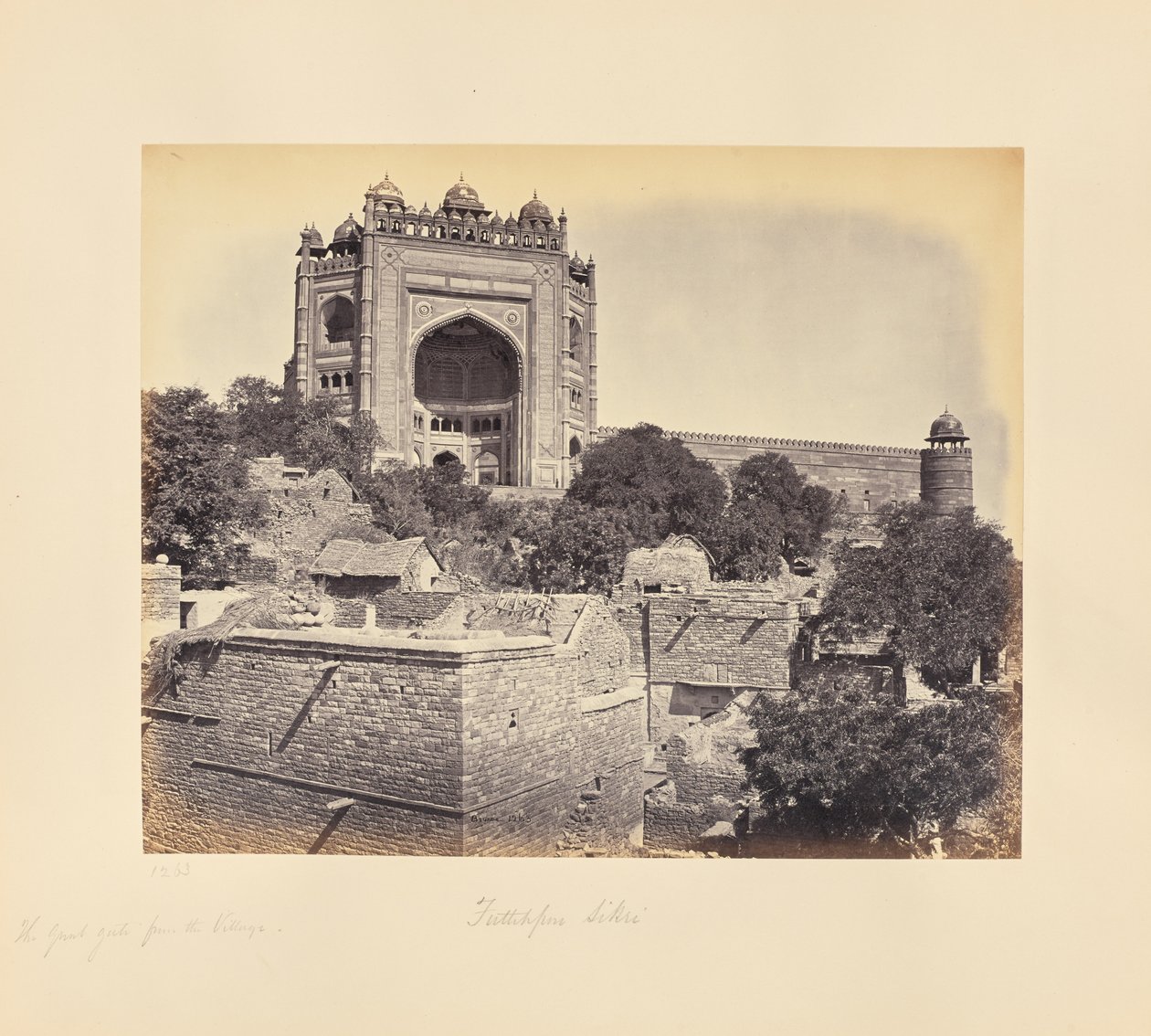 Fatehpur Sikri; a nagy kapu, a faluból nézve alkotó: Samuel Bourne