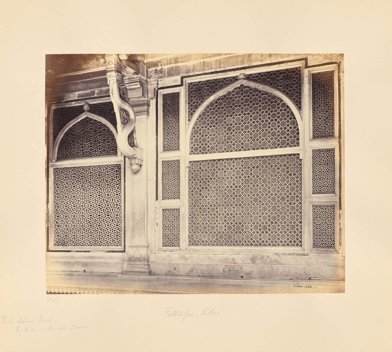 Fatehpur Sikri; két márványrács Sejk Szelim Csiszti síremlékében alkotó: Samuel Bourne