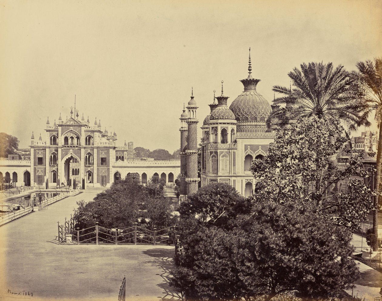 Lakhnau; a Hooseinabad Imambara kapuja és kertje alkotó: Samuel Bourne