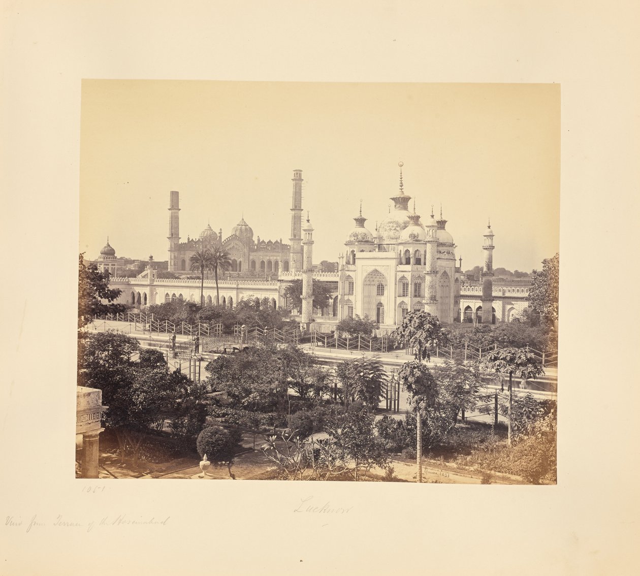 Lucknow; kilátás a Hooseinabad Imambara teraszáról alkotó: Samuel Bourne