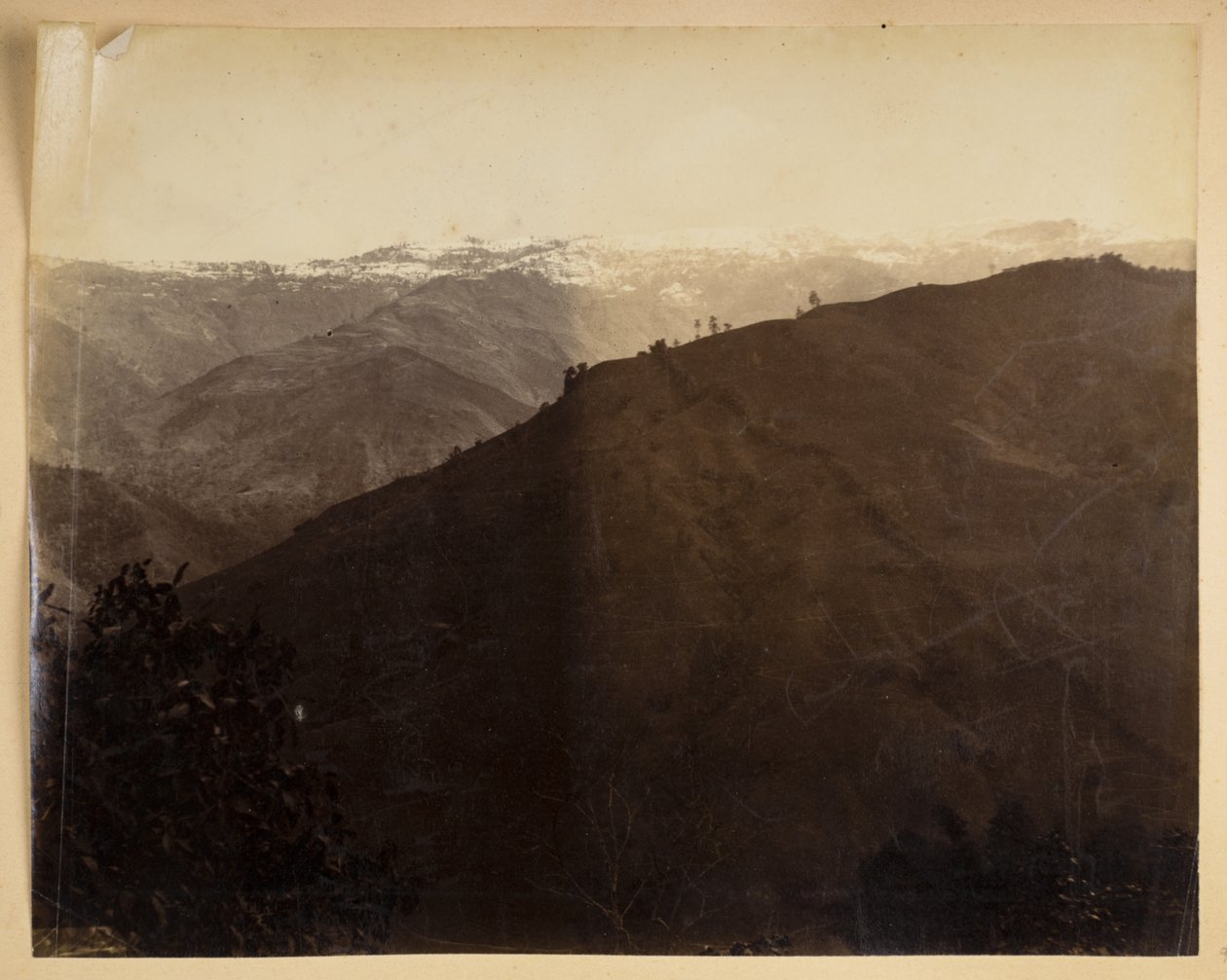 Hegyi táj Darjeelingben,  a "Views of Darjeeling"-ből, 1880-as évek (f/w fotó) alkotó: Samuel Bourne
