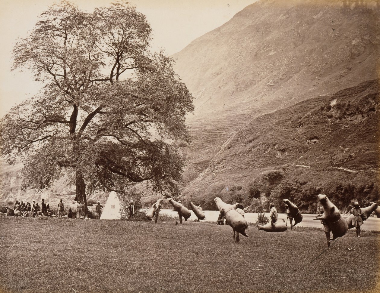 Mussucks for Crossing the Beas River Below Bajoura, 1866. alkotó: Samuel Bourne
