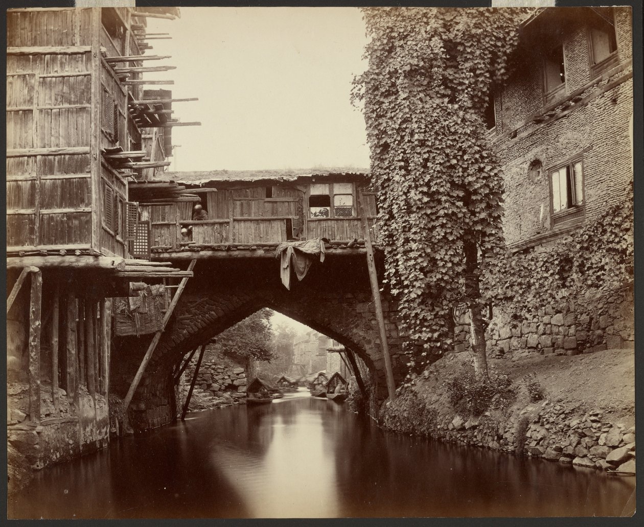 Srinagar; híd a Marqual-csatornán alkotó: Samuel Bourne