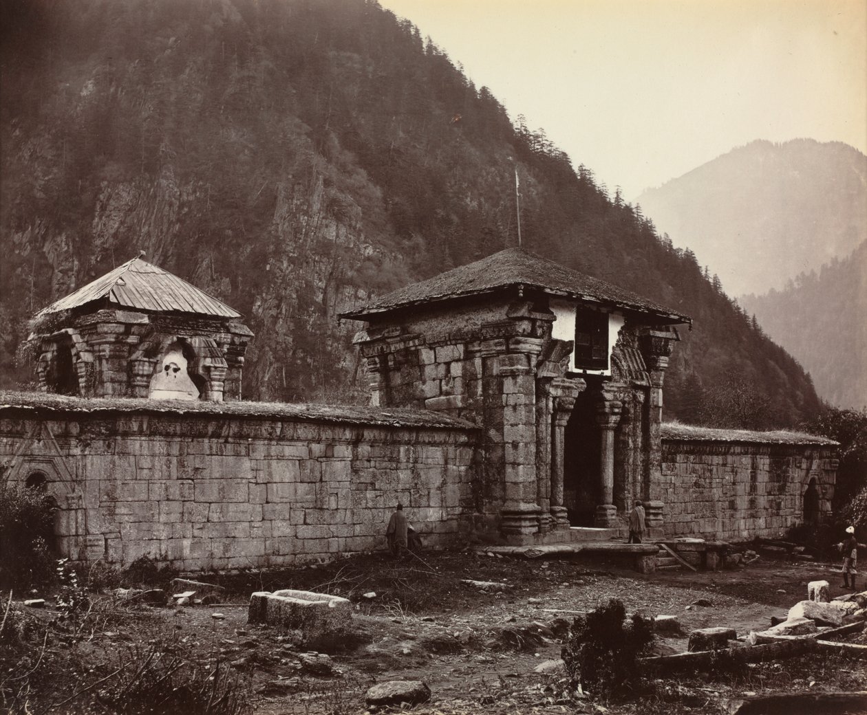 Templom Navesherában, Kasmírban, Indiában alkotó: Samuel Bourne