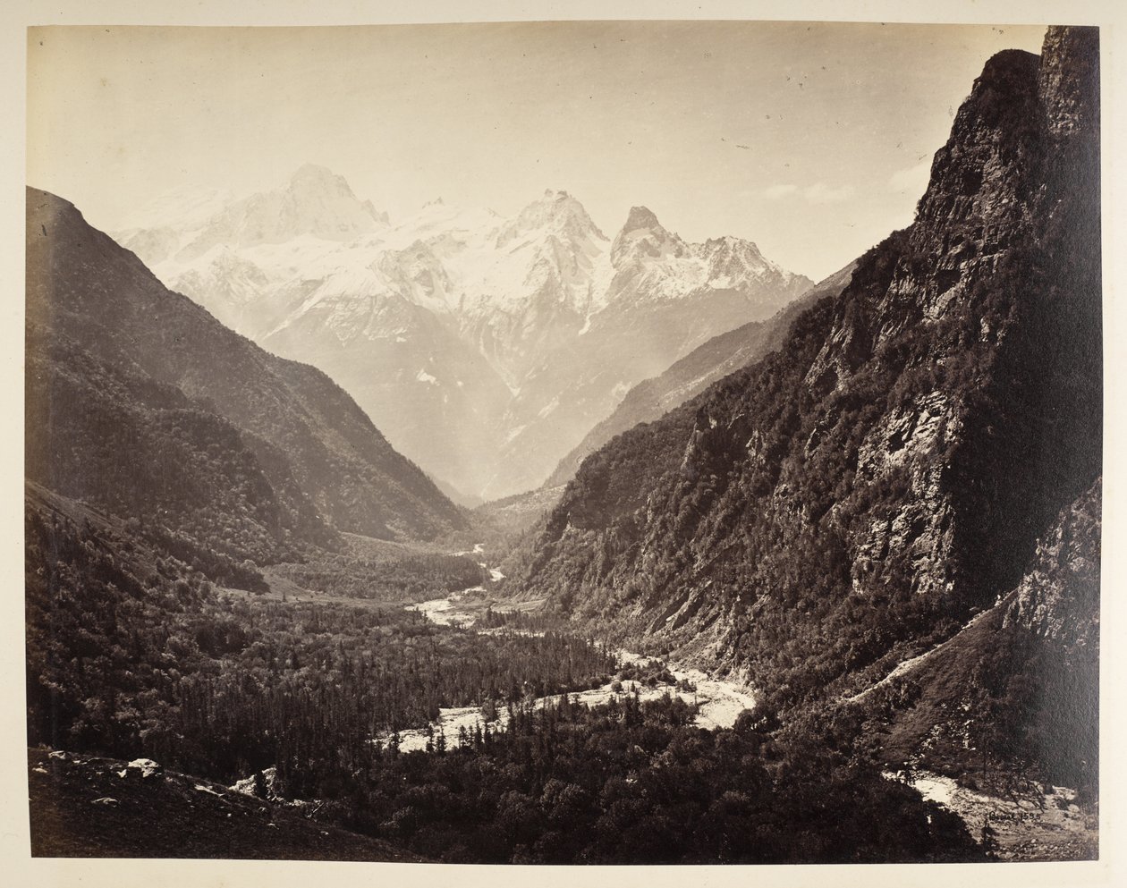 A Gangesz folyón, Bhaironghatinál a folyó szurdokára és a fákkal keretezett természetes sziklaívre néző kilátás. Főleg Samuel Bourne 1866-os indiai fényképalbuma alkotó: Samuel Bourne