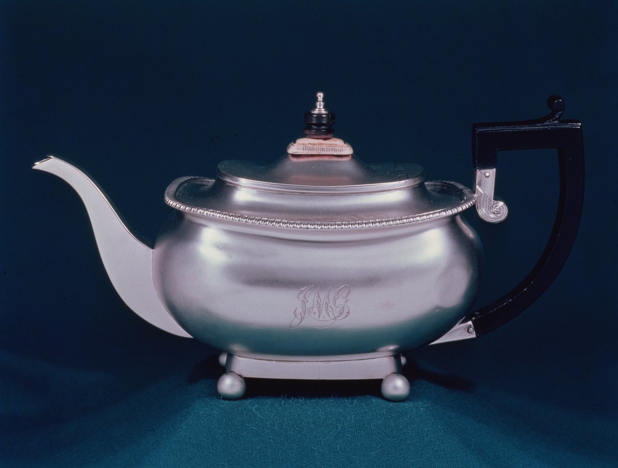 Regency teáskanna, 1812-13 ezüst, fa elefántcsont gombbal alkotó: Samuel Hennell