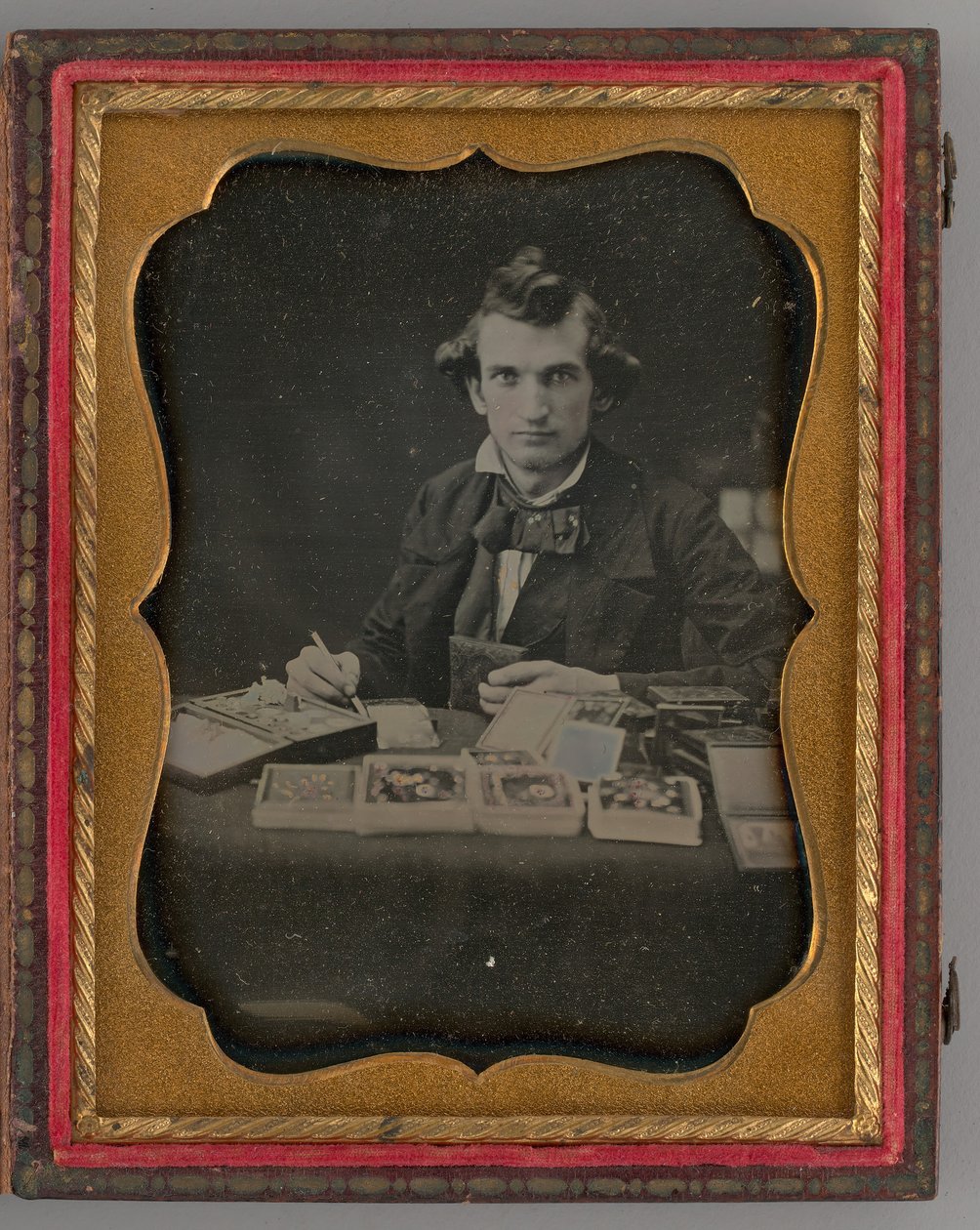 Névtelen portré ülő férfiról, aki dagerrotípiát és ecsetet tart, 1865. alkotó: Samuel J. Miller