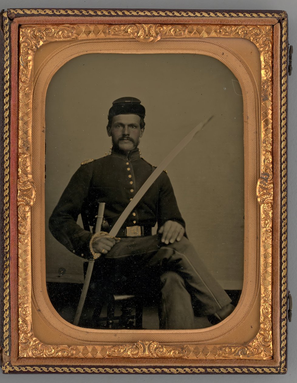 Névtelen portré egy ülő katona szablyával, 1862. alkotó: Samuel J. Miller