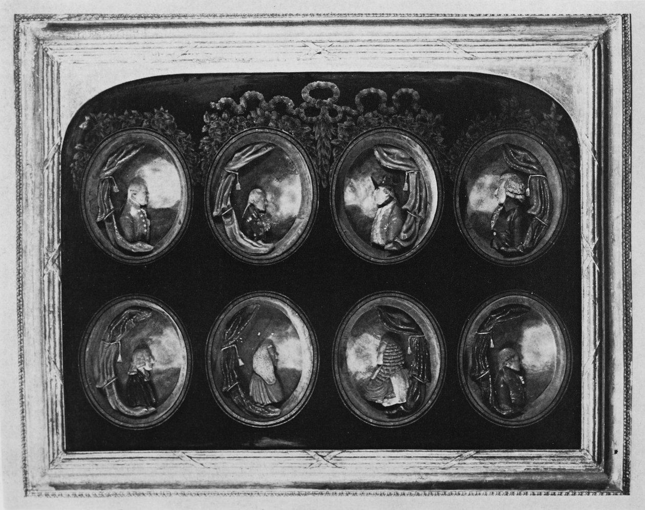 Nyolc portrét tartalmazó keret (viasz) alkotó: Samuel Percy