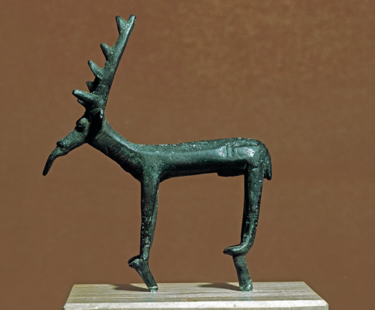 Nuragikus kultúra (nuraghi) Szardíniai: Iglesias szarvas bronz szobra. Kr.e. 8-7. Cagliari, Nemzeti Régészeti Múzeum, Szardínia, Olaszország alkotó: Sardinia Nuragic Civilization